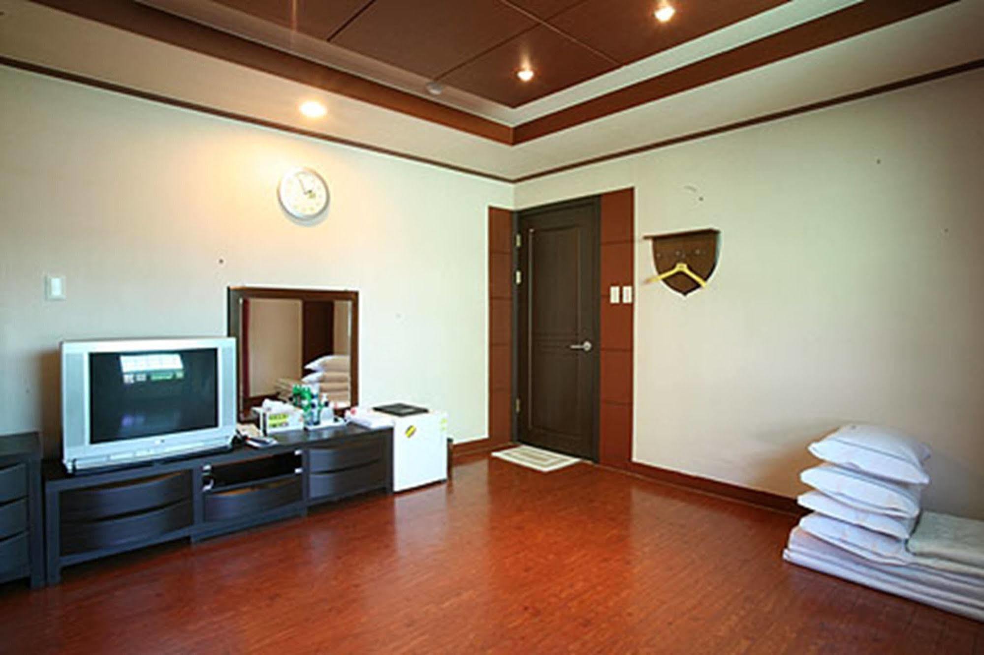 Am Ort Hotel Йосу Екстер'єр фото